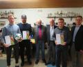 Bild: exb
Im Bild von links Trainer Christian Blay und Roland Spitzl, Kreisspielleiter Peter Kemnitzer, Kreisvorsitzender Siegfried Tabbert, Vorsitzender Günther Heß, Schiedsrichter Martin Schikora.
