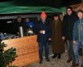 Bild: wro
Der Marktstand der Stiftland-Rotarier wurde von den Bayerischen Staatsforsten unterstützt. Bei der Eröffnung stattete Forstbetriebsleiter Gerhard Schneider (vorne links) den Rotariern einen Besuch ab. Mit im Bild (von rechts) Revierförster Matthias Gibhardt, Rotary-Vorstandsmitglied Christian Schönberger und Vorsitzender Jeff Beer.