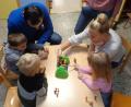 Bild: u
Die St.-Wolfgang-Kindergartenfamilie ist glücklicher Gewinner einer vom Verein „Mehr Zeit für Kinder“ verlosten Spielothek. Bei einem gemeinsamen Spielenachmittag. haben Mamis und Papis zusammen mit ihren Sprösslingen einen Riesenspaß wie hier beim Geschicklichkeitsspiel „Billy Biber“.