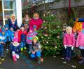 Bild: bsc
Kindergartenleiterin Nicole Lippert, Margit Rini und Helga Trottmann (hinten von rechts) sorgten dieser Tage zusammen mit den Vorschulkindern für ein üppiges Futterangebot bei den Tieren. Am Vorplatz des Kinderhauses stellten sie einen Futterbaum für die Vögel bereit.