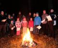 Bild: do
In einer etwas anderen Feier führen die Gemeinschaft Sankt Georg und die Pfadfinder zum großen Fest hin: Am Lagerfeuer versammeln sich die Mitglieder zur Waldweihnacht.