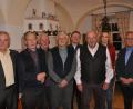 Bild: ak
Vorsitzender Günter Zwick, Chorleiterin Andrea Krauß (von rechts), Pfarrer Markus Bruckner (Vierter von rechts) und Bürgermeister Günter Kopp freuen sich über die jahrzehntelange Treue von Simon Melzner, Hans Kern, Hans Kastner und Reiner Kapustenski (von links).