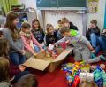 Bild: gz
Die Kinder der Grundschule helfen beim Packen und später beim Einladen in den Truck.