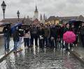 Bild: do
Trotz Regens genießen die Ausflügler der Feuerwehr die Altstadtkulisse in Würzburg und den stimmungsvollen Weihnachtsmarkt.
