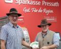Bild: mng
500 Euro übergeben Herbert Kiefer (links) und Andreas Lindner, bekannt als Duo Herbert & Andy, für die Aktion „Lichtblicke“ in der Sparkasse Pressath. Das Geld stammt aus den Einnahmen der Musikantentreffen in der „Hanner-Tenne“ in Hub bei Trabitz.