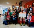 Bild: exb/Erwin Piehler
Der Kindergarten Sankt Martin übergibt eine Spende an die Klinik-Clowns: (vorne, von links) Sandra Lang mit Leonie, Michaela Liedl-Kuberski mit Theo, Klinik-Clown „Dr. Beppo“, Miriam Bayer-Schmidt mit Annabell, (hinten, von links) Daniela Schönberger mit Samuel und Isabella, Klinik-Clown „Frau Dr. Rosa Socke“, Theresa Uhl, Stephanie Bauer-Riebl mit Felix und Marion Troppmann.