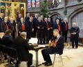 Bild: mmj
Der Männerchor des Gesang- und Orchestervereins Schönsee vor dem Altar der Frauenkirche in Nürnberg, links die Instrumentalisten mit Zither, Hackbrett, und Gitarre.