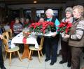 Bild: roh
Die Seniorenvereinigung überraschte die anwesenden Frauen mit prächtigen Weihnachtssternen.
Hedwig Wendl, Maria Bächer, Erika Stock und Martha Höfer ( von links) verteilten sie.