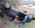 Bild: Polizei
Die Unfallursache ist unbekannt, die Folgen dokumentiert dieses Foto: Bei Rieden ist eine Autofahrerin von der Straße abgekommen, ihr Toyota überschlug sich und blieb auf dem Dach liegen.
