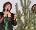 Bild: Dagmar Williamson [dwi]
Brigitte Träger besingt in der Kulturscheune Elbart den Sinn von Adventsfeiern und erinnert besinnlich und zugleich humorvoll an das Wunder von Weihnachten.