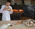 Bild: jr
Große Freude beim 38-jährigen Konnersreuther Bäckermeister, er machte in Weinheim bei Mannheim den Brot-Sommelier. Er ist der erste in der Oberpfalz, der diese Ehre errungen hat. Bundesweit gibt es aktuell 57 Brot-Sommelier. Hier bäckt er in seinem Holzbackofen den „Stiftländer Urlaib“ nach einem überlieferten Rezept aus dem Kloster Waldsassen. Zum Einbeissen gut.