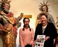 Bild: cr
Mit Freude übernimmt Petra Vorsatz vom Stadtarchiv Weiden die gebundene Arbeit von Lilian Ocks zum Thema „Bayern um 1500 - Zeit für Neues?“