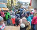 Bild: fz
Die Kinder schleppen schwer an den Paketen für den Weihnachtstruck.