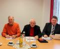 Bild: stg
Die Verantwortlichen der Neue Energien West eG - v.l. Wolfgang Haberberger, Helmuth Wächter, Udo Greim und Bernhard Schmidt - wehren sich gegen die Attacken der Windkaft-Gegner, die sich in einer Bürgerinitiative zusammengeschlossen haben.