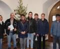 Bild: fla
Über zwei großzügige Spenden freut sich Ludwig Wüst (Zweiter von links) - das erste Kuvert gibt es von den Waldthurner Nikoläusen und wurde von Pfarrgemeinderatssprecherin Birgit Bergmann (Dritte von links), die von Michael Winter, Hans-Peter Reil und Lukas Kleber stellvertretend für den Nikolausdienst begleitet wird, übergeben. Den zweiten Umschlag erhielt er von der Vorsitzenden des Frauenbundes Lisa Käs (links). Gemeinsam mit Bruno Friedl (rechts) kann er auch noch über 30 Päckchen für die Weihnachtstrucker in Empfang nehmen.