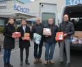 Bild: jr
Melissa Heller (Schott-Marketing), Personalleiter Carsten Heine, Betriebsratsvorsitzender Franz Malzer, dessen Stellvertreter Gerhard Greim und Schott-Standortleiter Stefan Rosner (von links) beim Verladen der Geschenkpakete für das SOS-Kinderdorf Immenreuth.