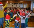 Bild: jr
Mit Tanz und Gesang zur Adventszeit unterhalten die 70 Kinder und ihre Betreuerinnen die Senioren im Theresianum.
