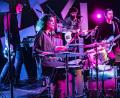 Bild: otj
Vom Duett zum Quartett: Live lassen sich Maria de Val und Roland Scandella an Bass und Synthie verstärken. Das geht ziemlich nach vorne.