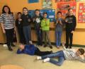 Bild: fdl
Rektorin Birgit Härtl und Schüler der Mittelschule Hirschau freuen sich über die Weihnachtsgeschenke von Conrad Electronic