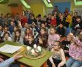 Bild: dob
Seminarrektor a. D. Georg Schmidbauer (links) fasziniert die Grundschüler immer wieder neu mit seinen Erzählungen und Berichten über die Advents- und Weihnachtszeit.