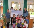Bild: exb
Spendenübergabe im Kindergarten St. Vitus in Schnaittenbach: Leiterin Birgit Kumeth (rechts) nimmt einen Scheck über 1500 Euro von Susanne Kretzschmar und Kerstin Kemner von der Firma Dorfner entgegen.