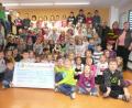 Bild: amö
Die Grundschule erhielt einen Scheck über 400 Euro