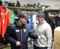 Bild: brü
Sascha Wendl (links) bei den Vorbereitungen für ein Nachwuchstraining. In dieser Szene fachsimpelt der 19-Jährige mit Bernhard Keil über das wichtigste Arbeitsinstrument der Eishockeyspieler – den Schläger.
