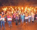 Bild: ü
Im Lichterschein unterwegs sind die Ministranten der Pfarrgemeinde. Nach der Wanderung zur Forstkapelle und zurück, zusammen mit Gemeindeassistentin Eva-Maria Frohmann und Pfarrer Augustin Lobo (von rechts), versammeln sie sich im Pfarrheim zu einer besinnlichen und gemütlichen Feier.