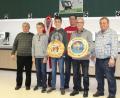 Bild: sis
So sehen Sieger aus (von links): Ludwig Meier (Glück), Luis Söhnlein (Jugend-Glück), der Nikolaus alias Ernst Kölbel, Philipp Schötz (Jugend-Weihnachtsscheibe), Roland Prügel (Glaskugelschießen), Helmut Schötz (Weihnachtsscheibe) und Scheibenspender Ludwig Kopp.