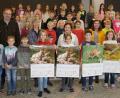 Bild: mmj
BJV-Kreisgruppenvorsitzender Alexander Flierl übergab den Kalender in Anwesenheit von Bürgermeisterin Birgit Höcherl (links) an Rektorin Maria Pfistermeister (Mitte), die Lehrerinnen Christine Forster und Theresa Reiter und die Kinder der dritten und vierten Klasse.
