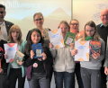 Bild: rgr
Beim Vorlesewettbewerb der Mittelschule nahmen sieben Schüler und Schülerinnen teil. Das Bild zeigt von links: Leon Grieshammer, Denis Kabaklar, Paula Findling, Stefania Ulchianu, Lea Schmitt, Mia Celina Meier und Agata Karasinka. Sabrina Sloot (von rechts), Eckhard Bodner, Annika Heisig und Rektor Thomas Schmidt (hinten) waren in der Jury.