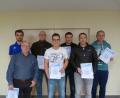 Bild: kro
SFK-Vorsitzender Yannick Schiml übergab die BFV-Zertifikate an die anwesenden Teilnehmer. Von links Yannick Schiml (Vorsitzender SF Kondrau), Ferdinand Leidner (SF Kondrau), Peter Schnurrer (ASV Waldsassen), Michael Werner (SF Kondrau), Engelbert Schwientek (SF Kondrau), Oliver Ernstberger (ASV Waldsassen), Detlef Wolf (SF Kondrau).