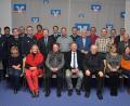 Bild: dob
21 Institutionen, Organisationen und Vereine erhalten bei der Raiffeisenbank ein vorgezogenes Christkindl in Form eines Spendenkuverts. Thomas Grötsch, Hermann Helm und Karl Völkl (hintere Reihe, von rechts) übergeben die Gratifikationen.