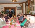Bild: enz
Der letzte Frauentreff des Jahres stand ganz im Zeichen des Advents. Bürgermeister Klaus Meyer (hinten rechts) sprach ein Grußwort.