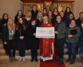 Bild: jr
1300 Euro spendet der Leonberger Chor „Grazie A Dio“ für die Aktion „Feuerkinder". Im Bild die Übergabe mit Chorleiterin Michaela Burger (vorne, Dritte von rechts), Pfarrer Anton Witt (Mitte) und Dr. Annemarie Schraml (links neben dem Pfarrer).
