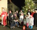 Bild: gm
Die Laienspieler und Kreither Sänger sowie der gute, brave Nikolaus bei der Dorfweihnacht in Kreith. Vor allem die Kinder freuen sich, dass sie mitmachen dürfen.