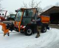 Bild: Portner
Seit 20. Dezember 2017 ist dieses Hansa-Schmalspur-Fahrzeug im Dienst des Oberviechtacher Bauhofes. Werkstattleiter Christian Weber befreit damit rund 40 Kilometer Gehsteige im Stadtgebiet von Schnee und Eis. Die Touren ins Umland fahren die Kollegen. Denn für Reparaturen muss er schnell zur Stelle sein.