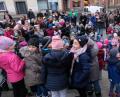 Bild: le
Die Grund- und Mittelschule unternimmt eine Winterwanderung durch den Markt.