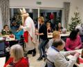 Bild: gz
Der Nikolaus Daniel Biermeister beschenkt die Eslarner Senioren mit Nikolaussäckchen.
