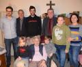 Bild: wku
Familienfoto mit Gemeindeoberhaupt (stehend, von links): Philipp, Peter und Stefan Schertl, Bürgermeister Hans Koch, Moritz und Petra Bethke sowie (vorne) Leni und Karl zu beiden Seiten ihrer Uroma Rosa Schertl.