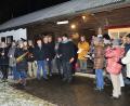 Bild: fjo
Bewusst auf die Zukunft zuzugehen, rät Pfarrer Georg Hartl (Bildmitte) den Aktiven und Gästen bei der idyllischen OWV-Waldweihnacht mitten drin im Hochwald.