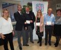 Bild: krb
Christine Stangl (links) übergibt mit Marianne Lebegern (rechts) an die Neustädter Ortsgruppe der Wasserwacht Stefan Braunschmid und Wolfgang Siebert (Zweiter und Dritter von links), der Leiterin des Caritas-Altenheims Stefanie Schricker (Vierte von rechts) sowie Heinrich Kammermeier (Zweiter von rechts), von der DRF-Luftrettung, jeweils 250 Euro.