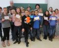 Bild: do
Freude durch Weihnachtsbriefe zu bereiten, war das Ziel der Klasse 5b des Gymnasiums. Beaufsichtigt von Religionslehrer Werner Dobmeier übergeben die Schüler BRK-Heimleiterin Manuela Schusser die Weihnachtsbotschaften.