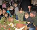 Bild: si
Bei einer Ausstellung zeigen die Kinder ihren Eltern voller Stolz die selbst gebastelten Krippen.