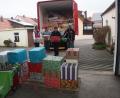 Bild: gz
Beim Einladen der Päckchen in den ATU-Lkw packen Ludwig Wüst, Claudia Balk, Bruno Friedl und Bettina Reindl kräftig mit an.