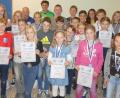 Bild: Heiko Schneider
Die erfolgreichen Sportler bei der Siegerehrung des Kids-Cups 2018 in Kümmersbruck mit den Jugendleitern des BTV-Bezirks Oberpfalz, Harald Kaunz (links) und Christian Betzlbacher (rechts daneben), dem Vorsitzenden des BTV-Bezirks Oberpfalz, Gerd Rucker (hinten, Fünfter von links), und Profi-Triathlet Sebastian Neef (rechts daneben).