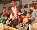 Bild: dob
Der Nikolaus beschenkt die Patienten der BRK-Hauskrankenpflege.