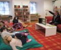 Bild: cog
Bürgermeister Michael Göth stimmt die Kinder in der Stadtbibliothek mit dem Märchen "Das Tannenbäumchen" auf Weihnachten ein