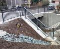 Bild: lgc
Mit dem Anbau eines massiven Geländers wird die neue Brücke in Naslitz nun fertiggestellt. Sie stellt eine wichtige Verbindung zwischen den Gemeinden Schlammersdorf und Prebitz und so zwischen der Oberpfalz und Oberfranken dar.