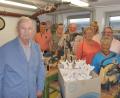 Bild: u
Die Holzwerkgruppe des BRK-Seniorenheims St. Barbara erfüllt den Weihnachtswunsch des Katholischen Frauenbunds und fertigt 100 Holzengel (von links): Richard Nagler, Anton Pirzer, Irmgard Müller, Josef Kohl, Julia Wenzl, Maria Maier, Gisela Witt und Pflegedienstleiterin Patricia Kugler.
